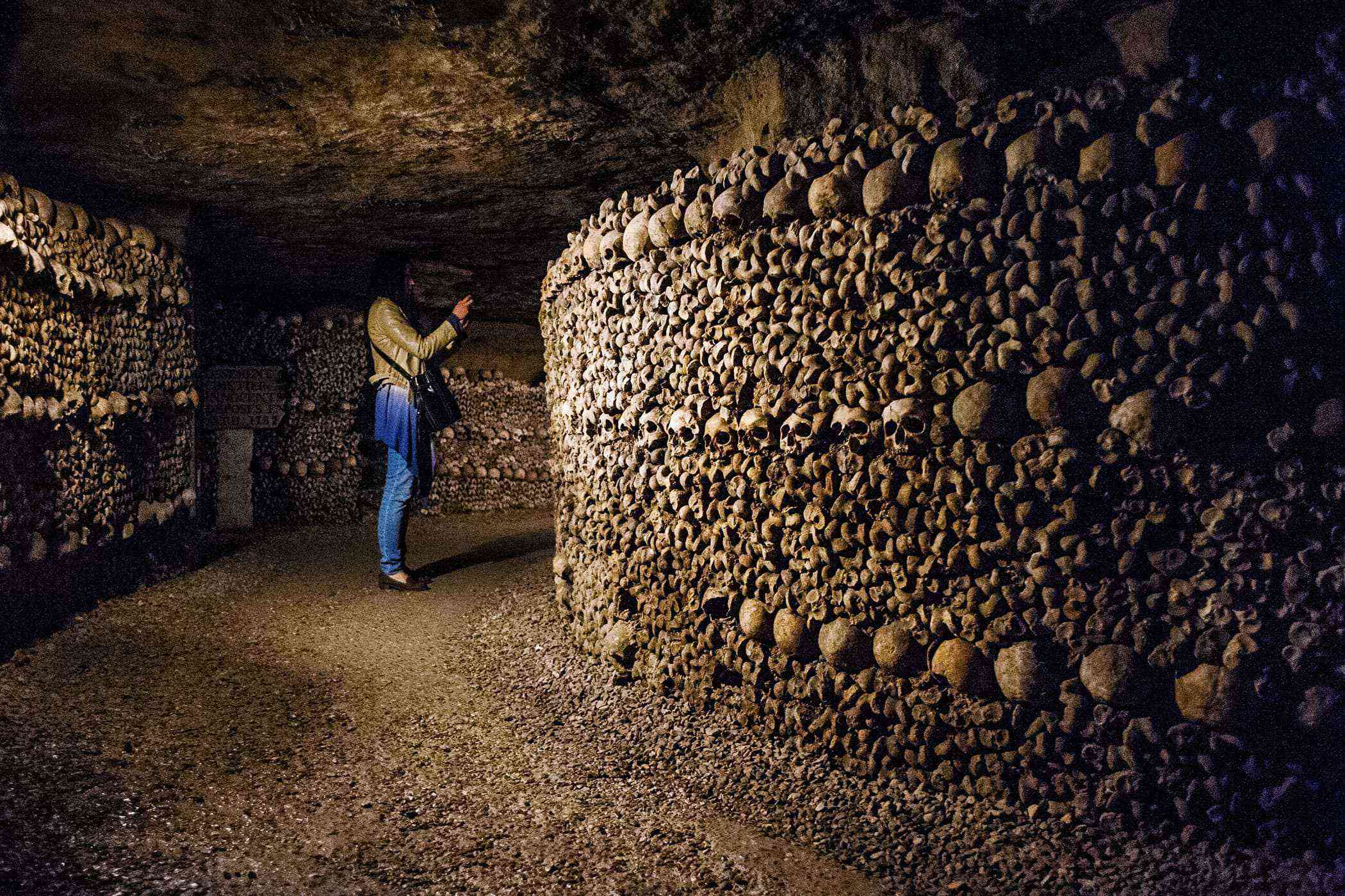 Stuff-Made-Out-Of-Bones-Paris-Catacombs-2