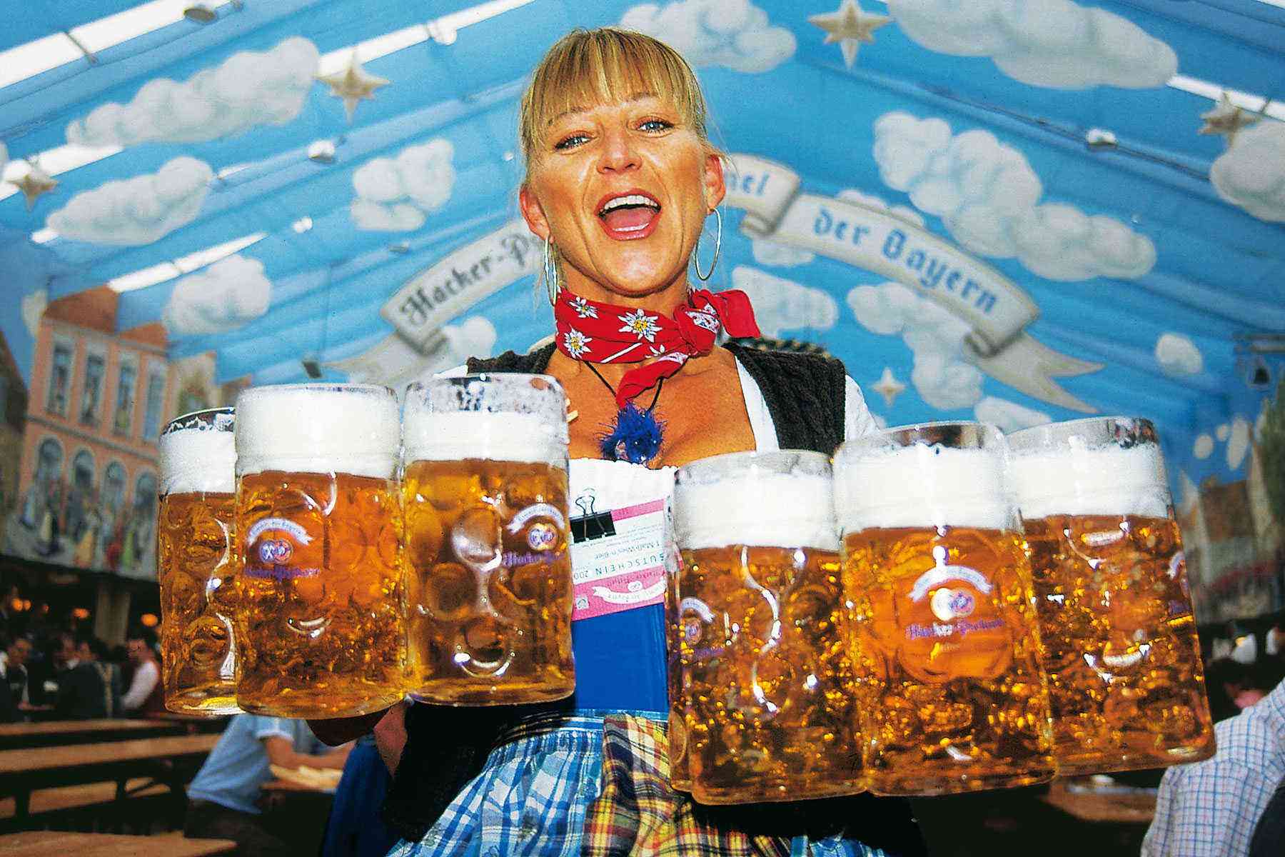 Surviving-Oktoberfest-Waitress1