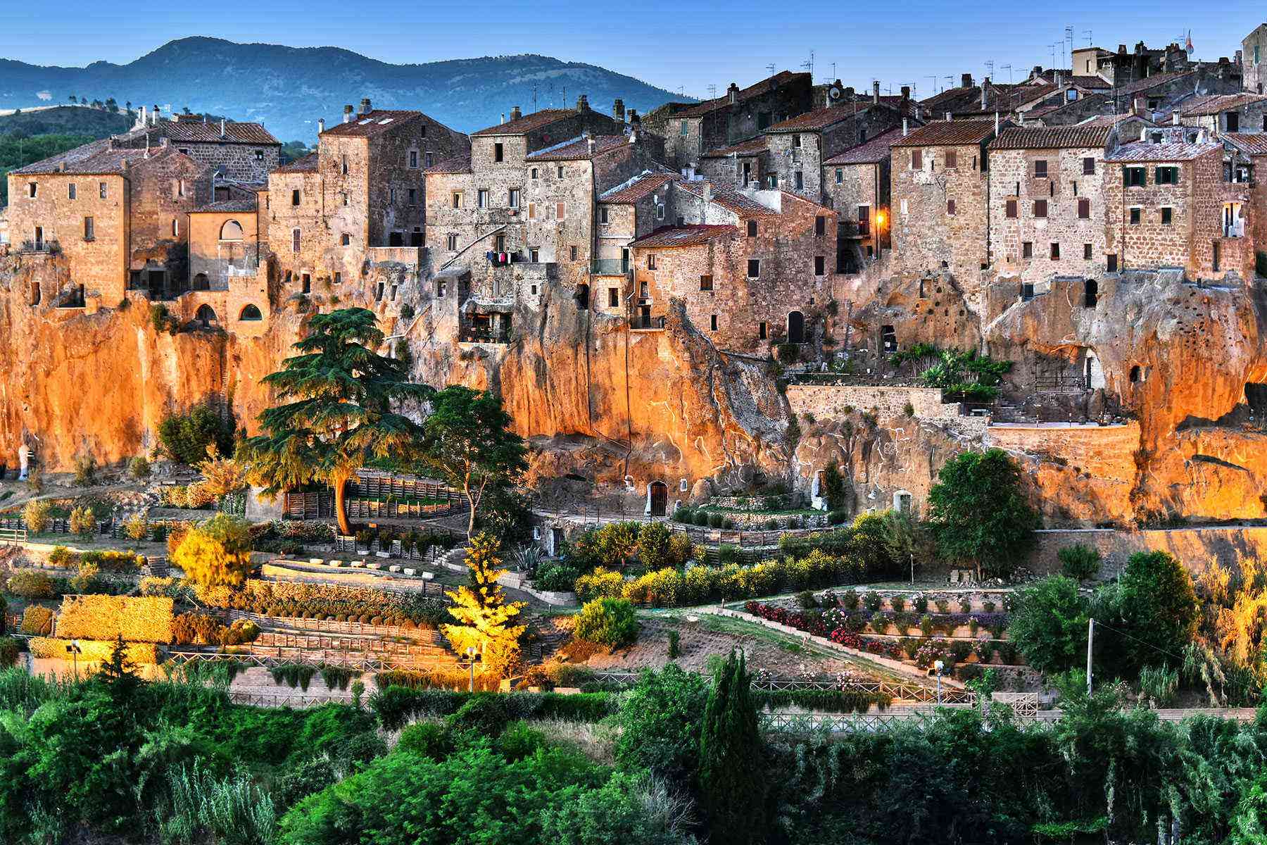 Medieval-Italian-Towns-Pitigliano-1
