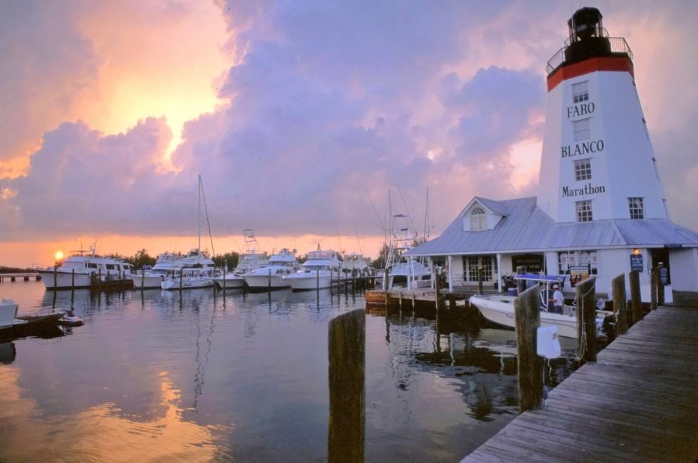 This moderate-capacity marina has moorings for medium size, because it has moorings for boats with a maximum length of up to 38.10 m and a maximum draught of 2.40 m. It includes a highly varied range of services available to its customers. The basic needs 