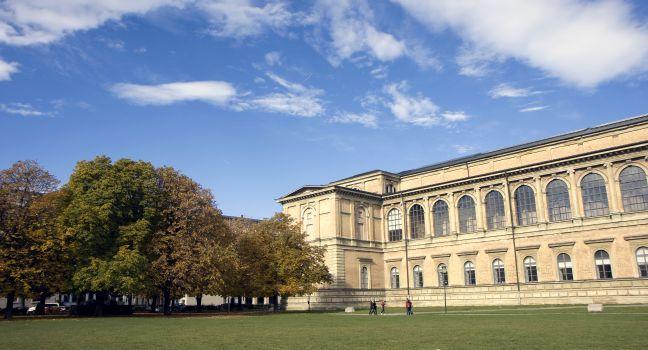 Park in Munich in fornt of the Alte Pinakothek