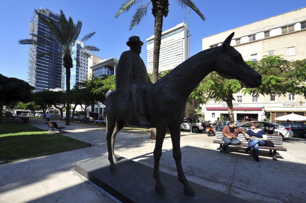 TEL AVIV - NOV 21:Meir Dizengoff Statue in Rothschild Blvd on November 21 2009 in Tel Aviv,Israel.Meir Dizengoff (25 Feb 1861 -Ã?ÃÂ 23 Sep 1936) was a Zionist politician and the first mayor of Tel Aviv; 