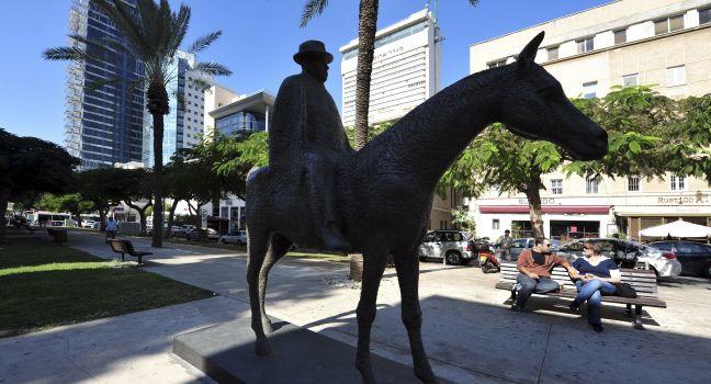 TEL AVIV - NOV 21:Meir Dizengoff Statue in Rothschild Blvd on November 21 2009 in Tel Aviv,Israel.Meir Dizengoff (25 Feb 1861 -Ã?ÃÂ 23 Sep 1936) was a Zionist politician and the first mayor of Tel Aviv; 