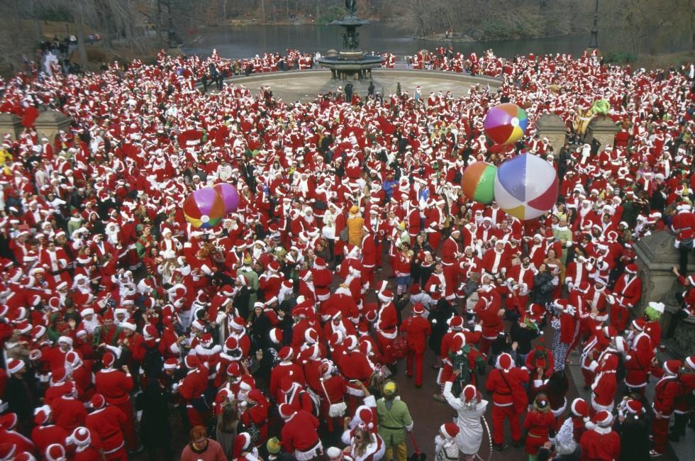 Santacon, Fest fountain, central park, New York City, New York