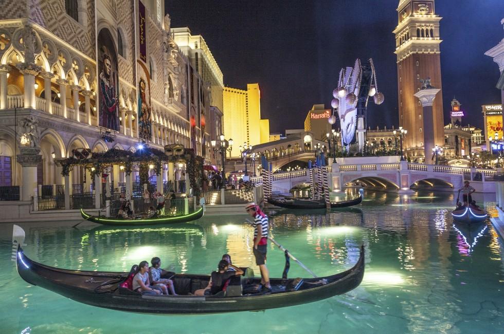 The resort opened on May 3, 1999 with flutter of white doves, sounding trumpets, singing gondoliers and actress Sophia Loren.