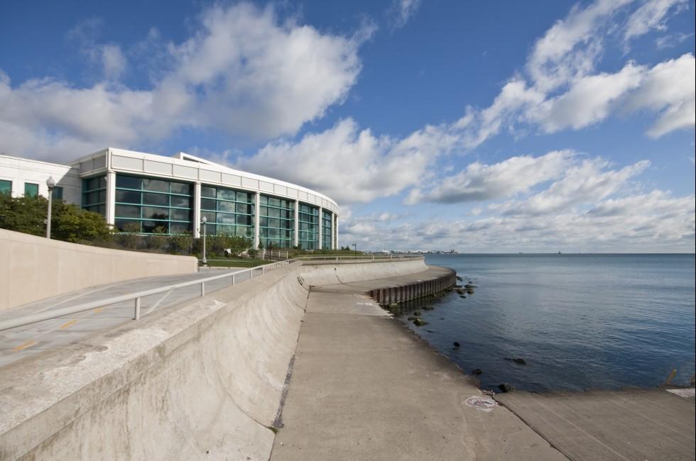 John G. Shedd Aquarium on edge of Lake Michigan.