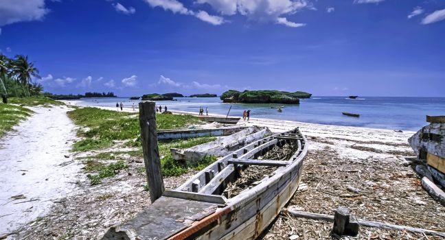 Kenya, Watamu Beach (Malindi), fishing boats ashore (FILM SCAN); 