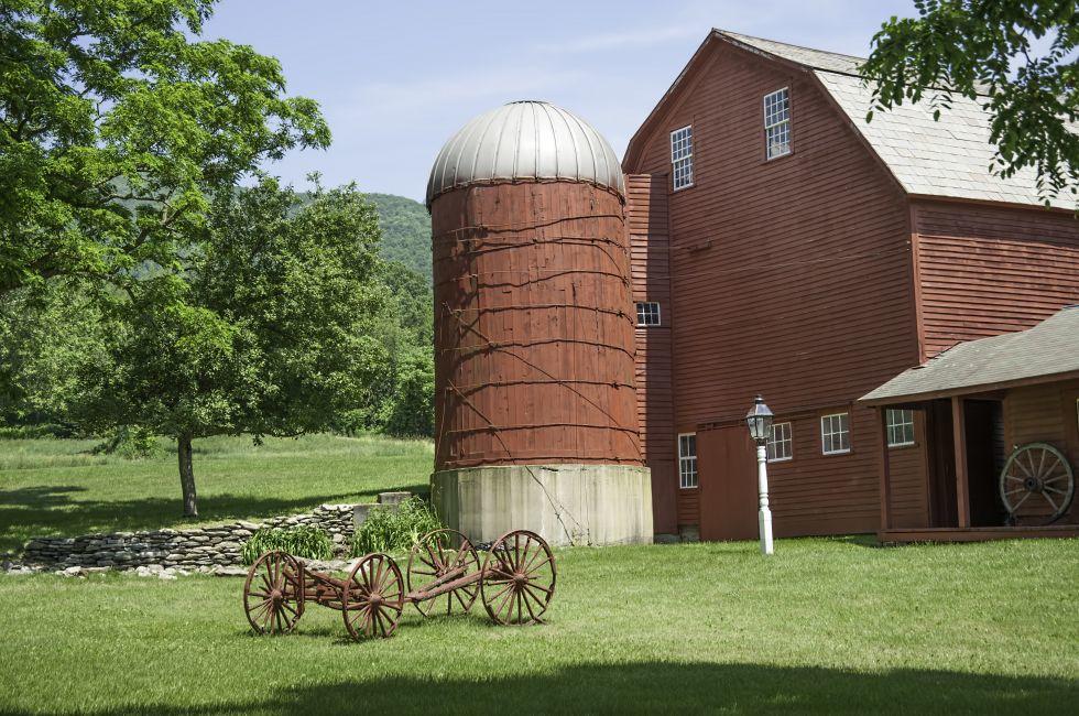 Red barn and wagon in West Arlington, Vermont