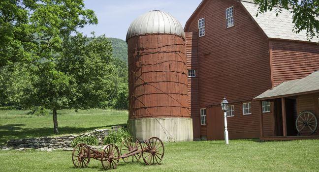 Red barn and wagon in West Arlington, Vermont
