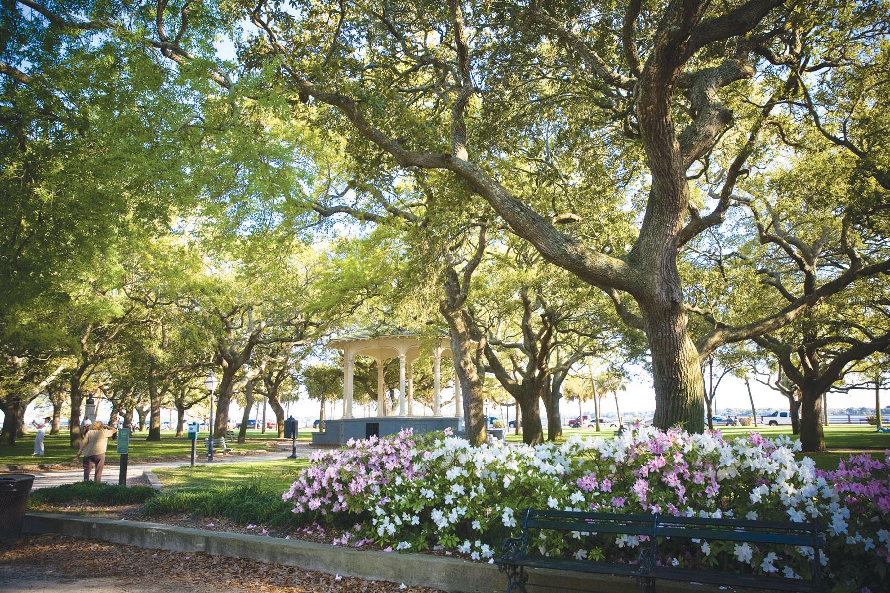 10_CharlestonHauntedHistory_WhitePointGarden_WhitePointGardens_ExploreCharleston_2_1