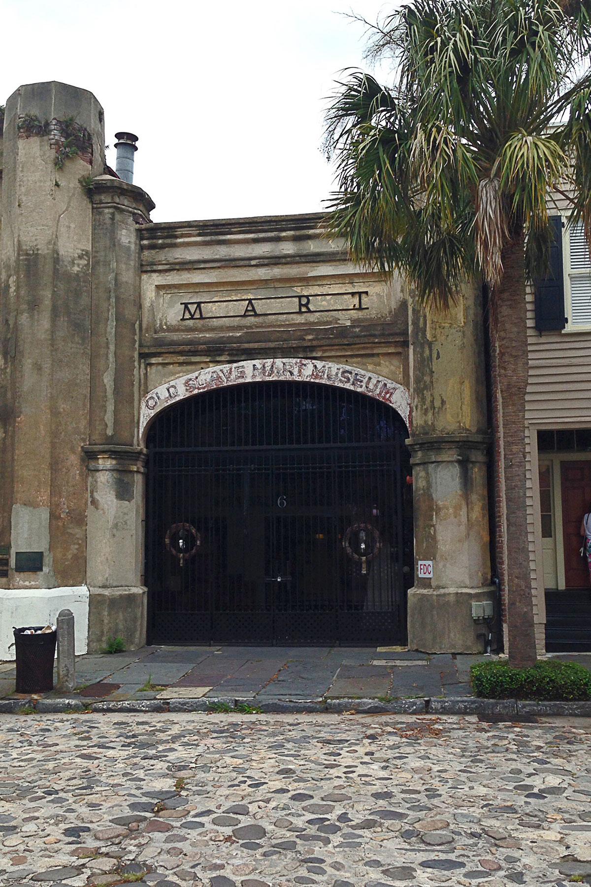 21-Ultimate-Things-To-Do-Charleston-Visit-The-Old-Slave-Mart-Museum-dreamstime_xl_59259190