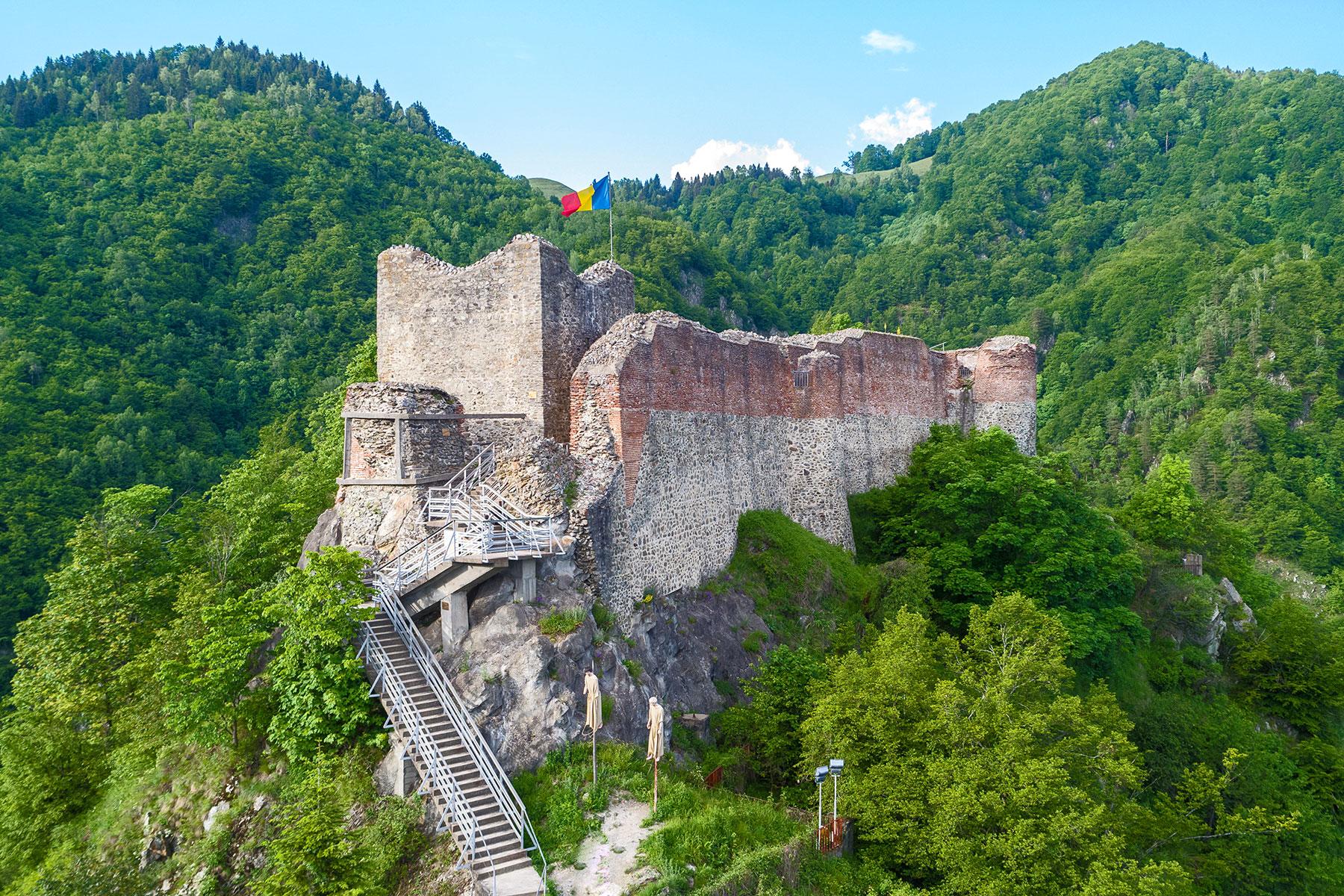 10_DraculaInEurope_PoenariCitadel_shutterstock_1054964696_1