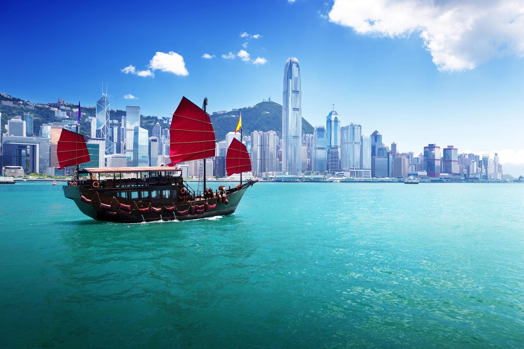 02_Ultimate_HongKong_JunkBoat_hong-kong-harbour-450w-149526110_2